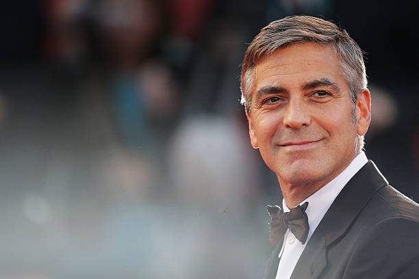 George Clooney este la un eveniment oficial si poarta costum cu papion