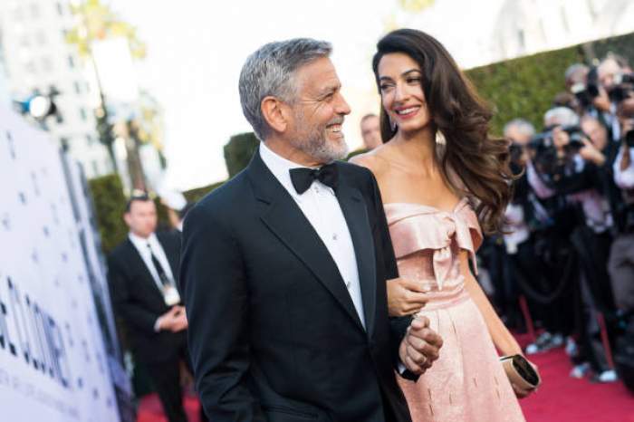 George Clooney este cu Amal pe covorul rosu