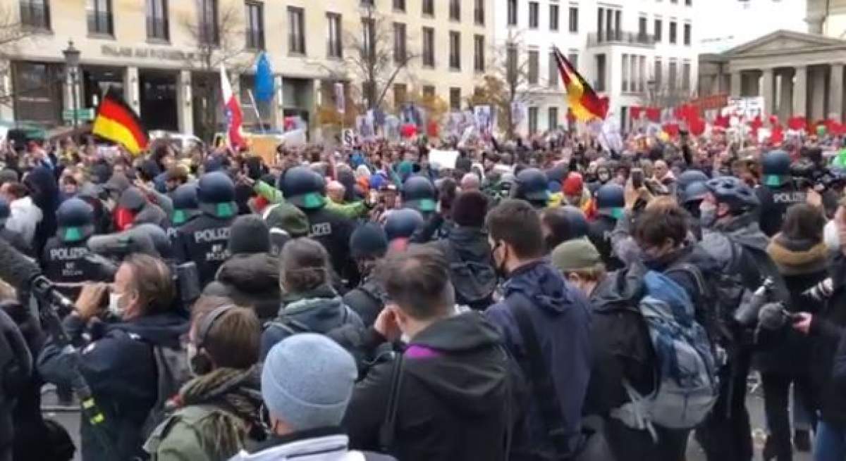 Mii de nemți protestând în centrul Berlinului