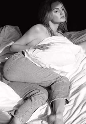 Alexandra Stan, în sânii goi pe internet. De când este o femeie liberă, artista a uitat, din nou, de inhibiții / FOTO