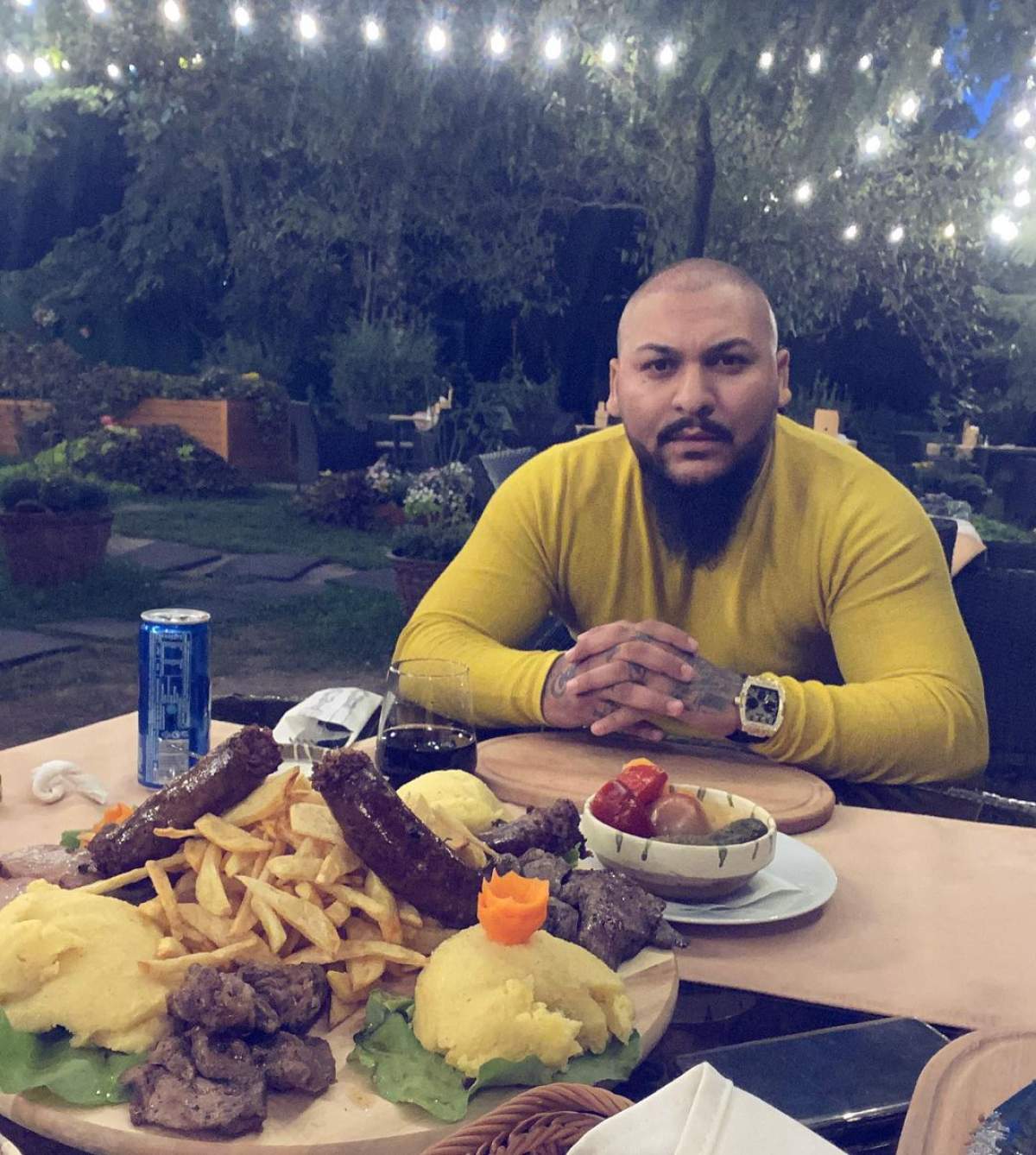 cate-clase-are-dani-mocanu Dani Mocanu la masă, cu mâncarea in fata.