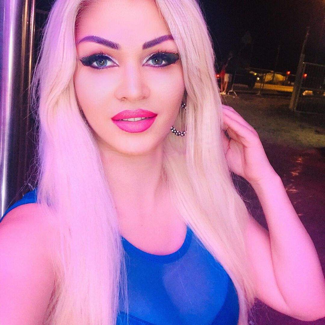 Gina Felea și-a făcut un selfie, îmbrpcată în albastru și zâmbitoare