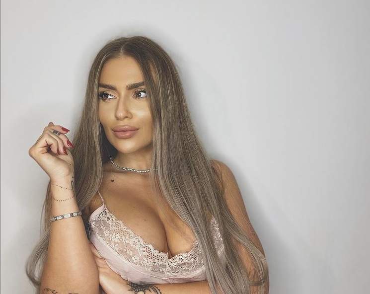 Oana Radu cu sânii pe afară