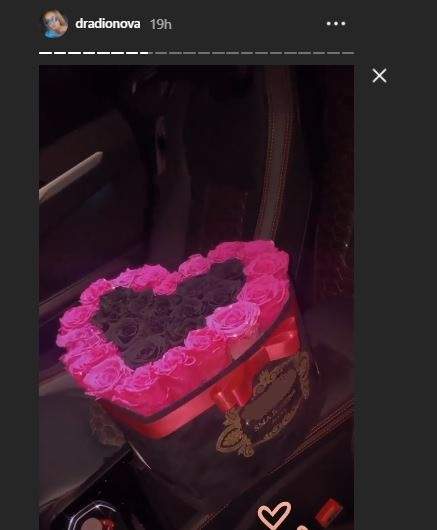 Daria a postat o fotografie c trandafirii primiti de la Bodi.
