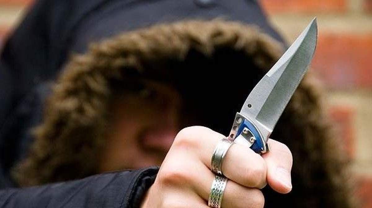 Un adolescent de doar 16 ani și-a apărat mama, înjunghiindu-și tatăl cu un cuțit! În ce stare se află bărbatul și ce se va întâmpla cu minorul