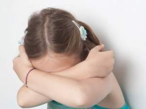 Fetiță de zece ani, hărțuită de nevasta unui afacerist: „Știu că se culcă cu tine!”