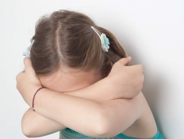 Fetiță de zece ani, hărțuită de nevasta unui afacerist: „Știu că se culcă cu tine!”