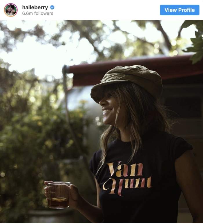Halle Berry poarta un tricou cu numele iubitului ei