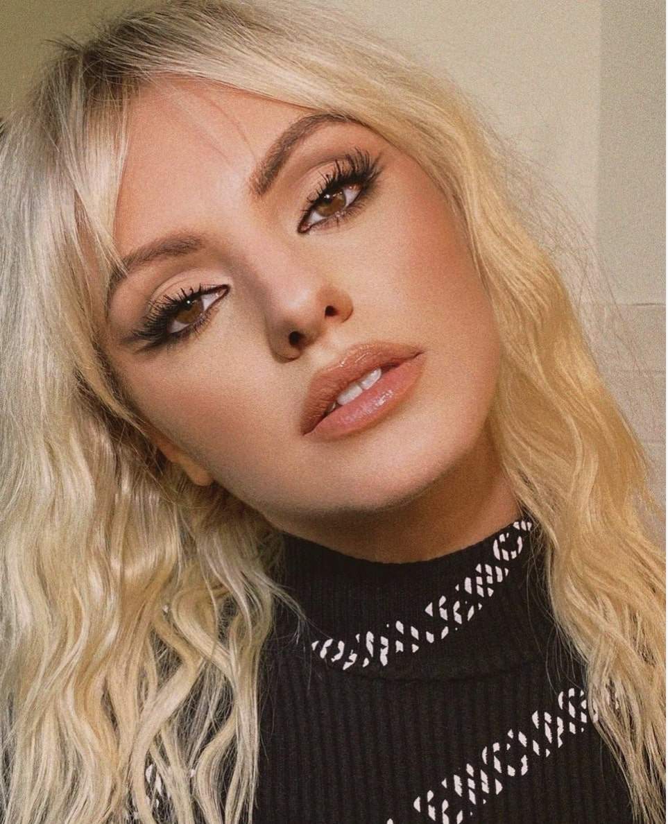 Alexandra Stan poarta un top negru si are parul desprins