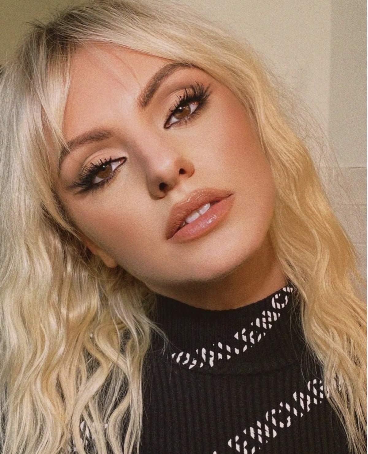 Alexandra Stan poarta un top negru si are parul desprins