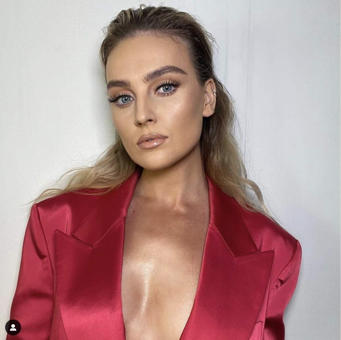 Perrie Edwards poarta o rochie rosie cu decolteu adanc