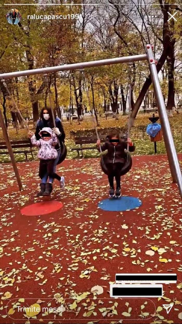 Raluca Pastramă se află cu fetițele în parc. Cele 3 se dau în leagăn.