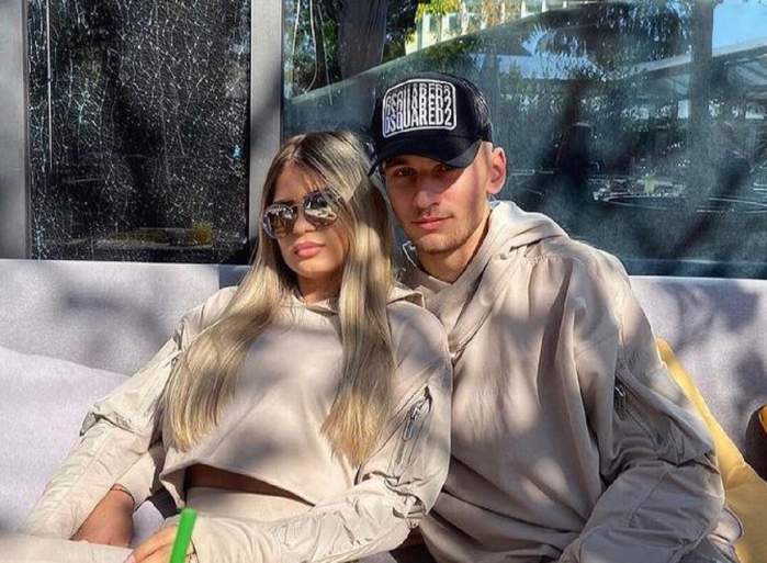 Denis Drăguș și iubita lui. Cei doi se află la o terasă și stau lipiți unul de celălalt.