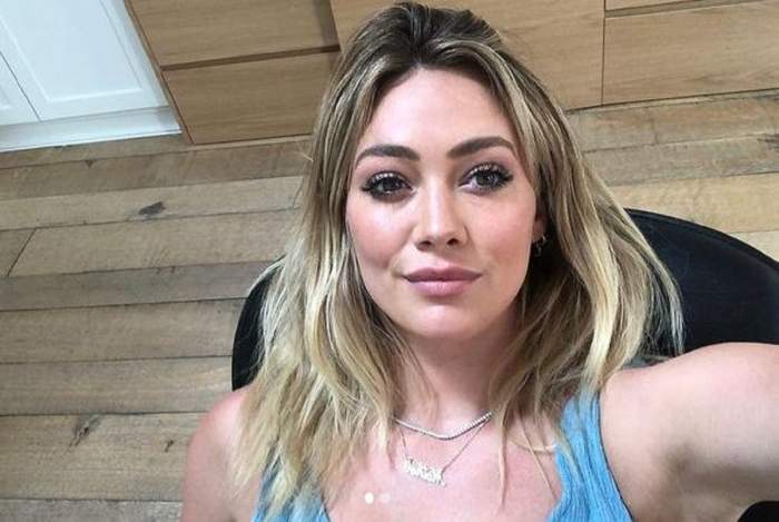 Hilary Duff într-un selfie. Artista poartă un maiou bleu.