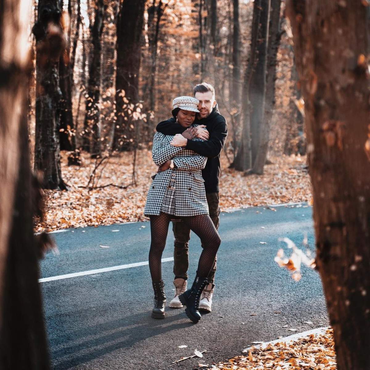 Florin Ristei și Naomi s-au fotografiat îmbrățișați, în pădure