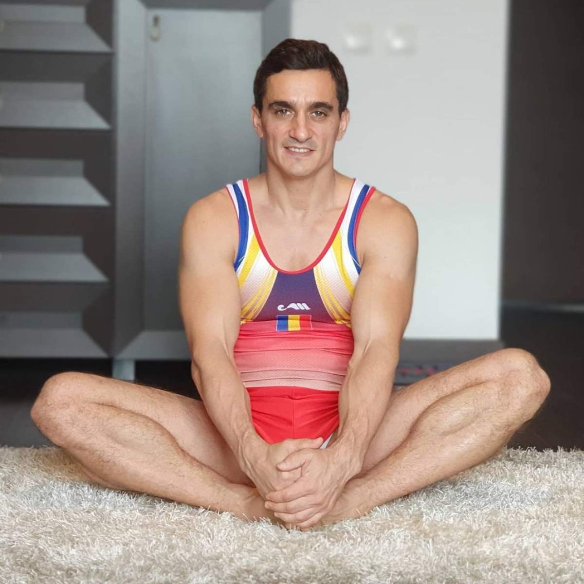 Marian Drăgulescu s-a pozat pe podea, în poziție speficică gimnasticii
