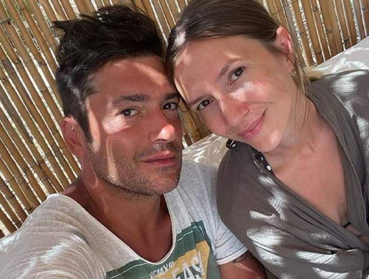 Radu Vâlcan și Adela Popescu își fac un selfie. El poartă un alb, iar ea are pe deasupra costumului de baie o eșarfă gri.