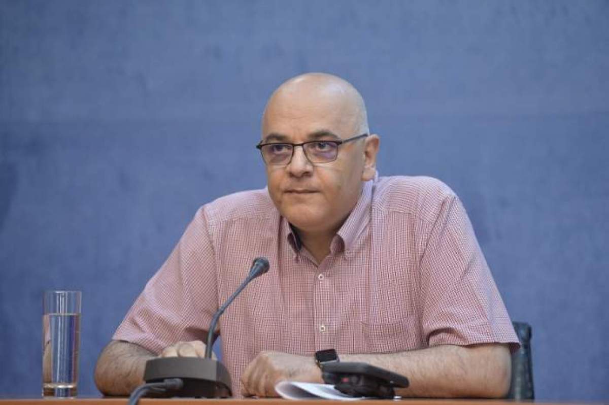Raed Arafat, fotografiat în cămașă roz