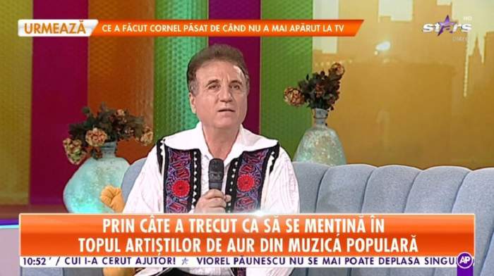Constantin Enceanu se află pe canapeaua de la Star Matinal. Artistul e îmbrăcat în port popular și ține microfonul în mână.