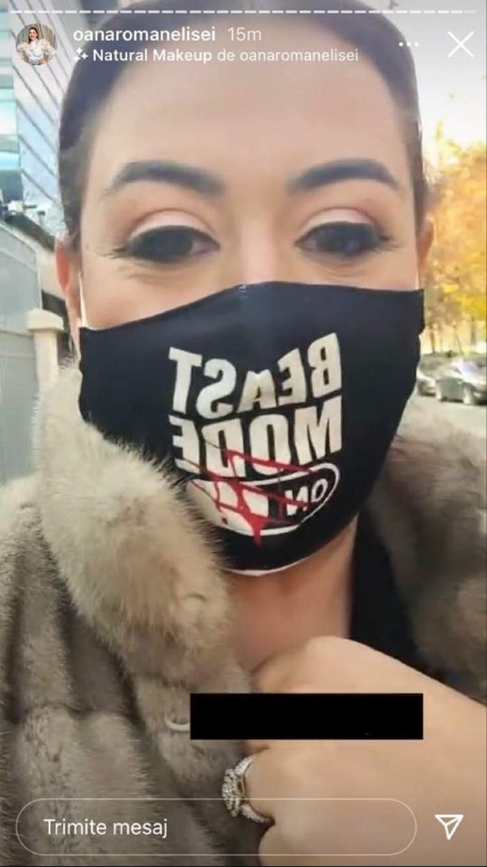 Oana Roman se află pe stradă. Artista poartă mască de protecție și o blană. Vedeta le povestește fanilor că merge la dentist.