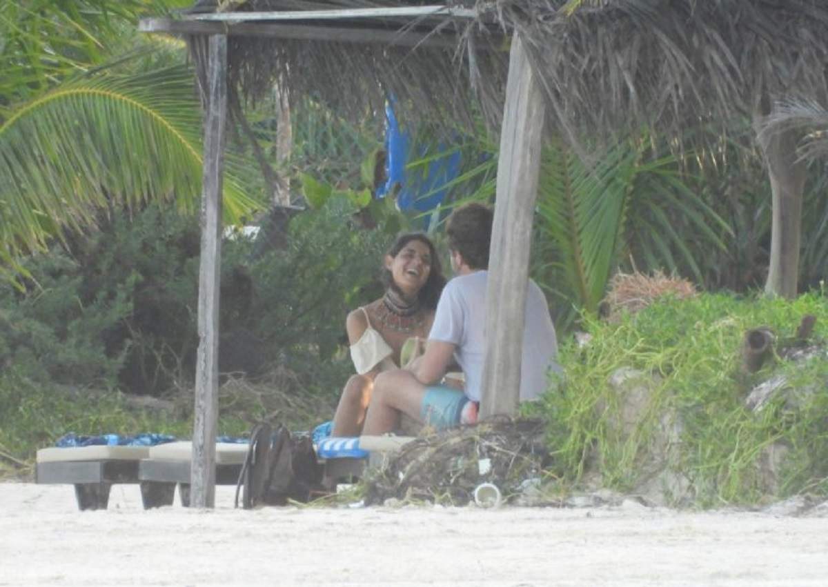 Gerard Butler este pe plaja cu o femeie, discuta si rad amandoi