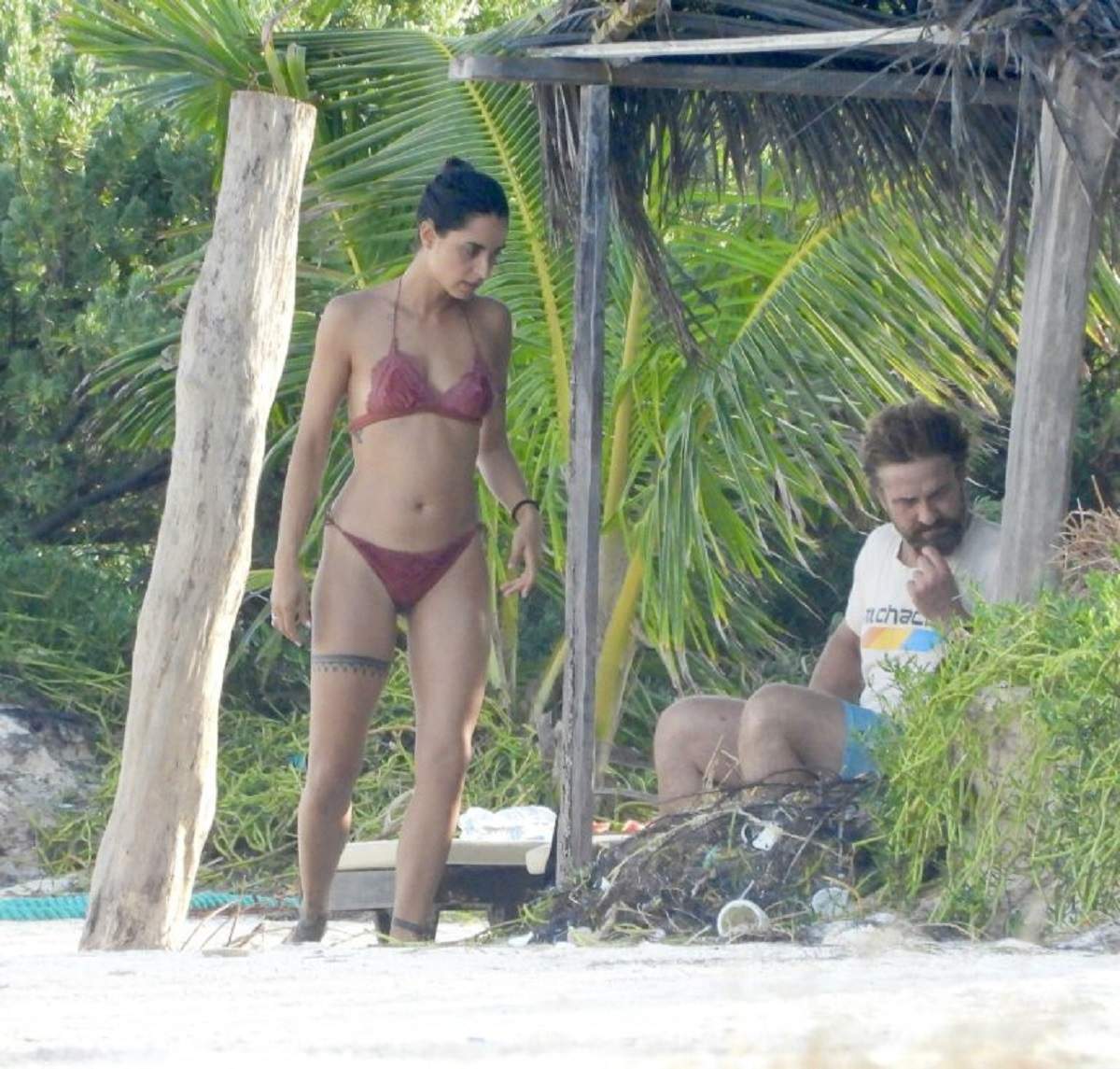 Gerard Butler este pe plaja cu o femeie, discuta si rad amandoi