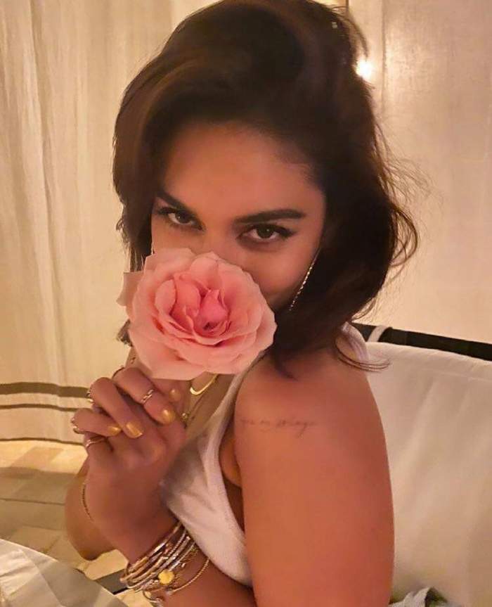 Vanessa Hudgens a postat o poză cu descrierea „date night”