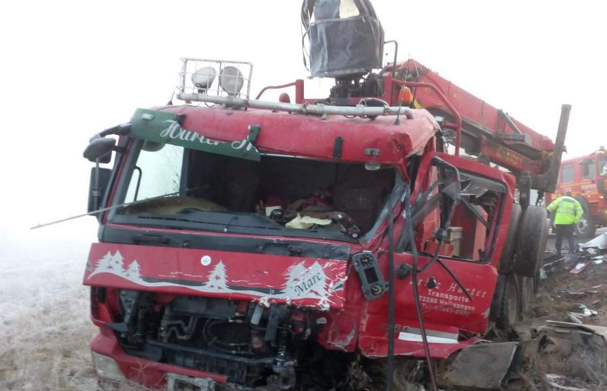 Imagini cu accidentul din Harghita. Un camion este puternic avariat, după ce s-a ciocnit de un altul.
