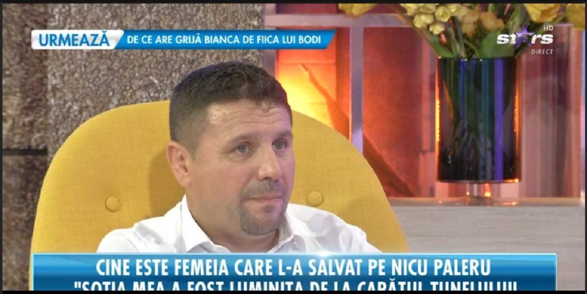 Nicu Paleru da un interviu pentru Antena Stars, poarta o camasa alba si sta pe un scaun galben