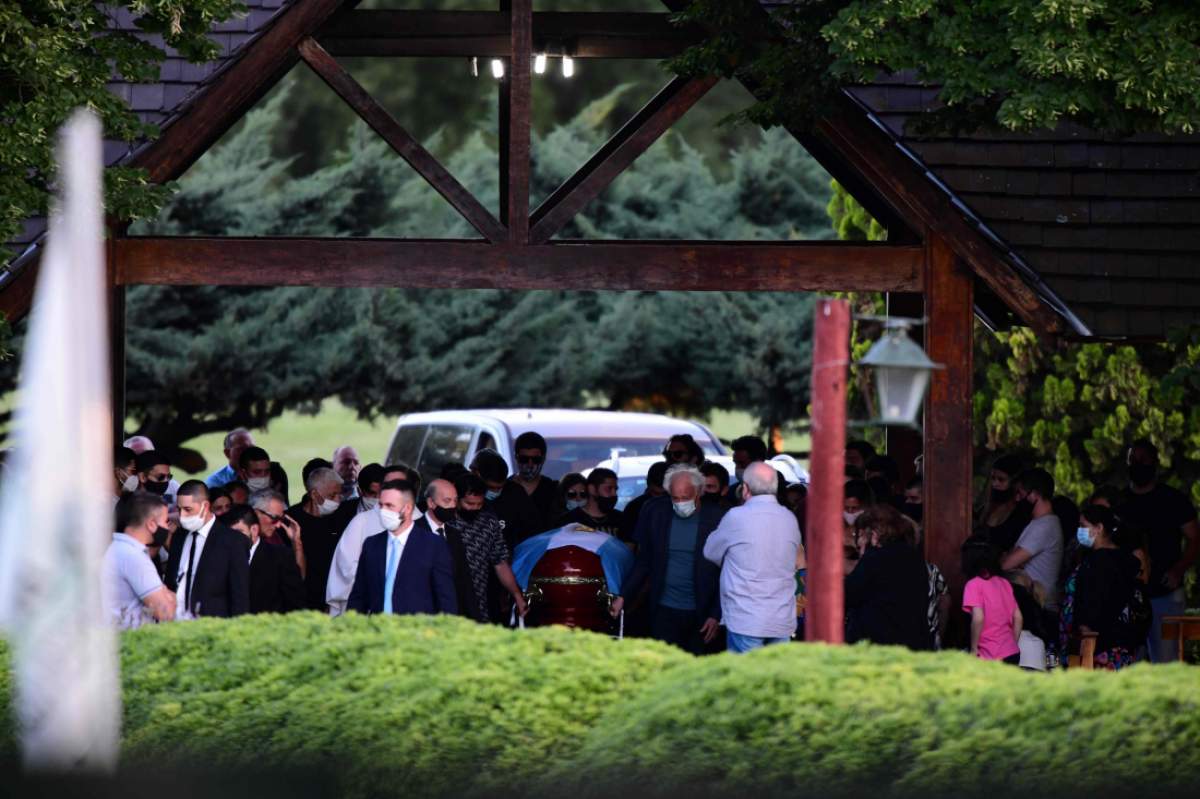 Cortegiu funerar la intrarea în cimitir