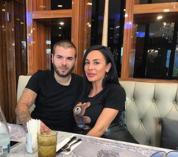 Cristian Daminuță și Mădălina se află la restaurant. Cei doi stau pe canapea și poartă tricouri negre.