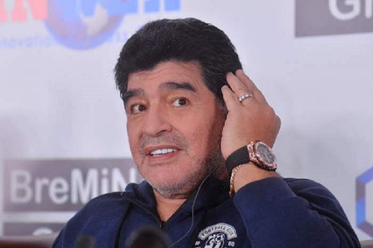 Diego Maradona este la o conferinta de presa, si-a dus mana la ureche