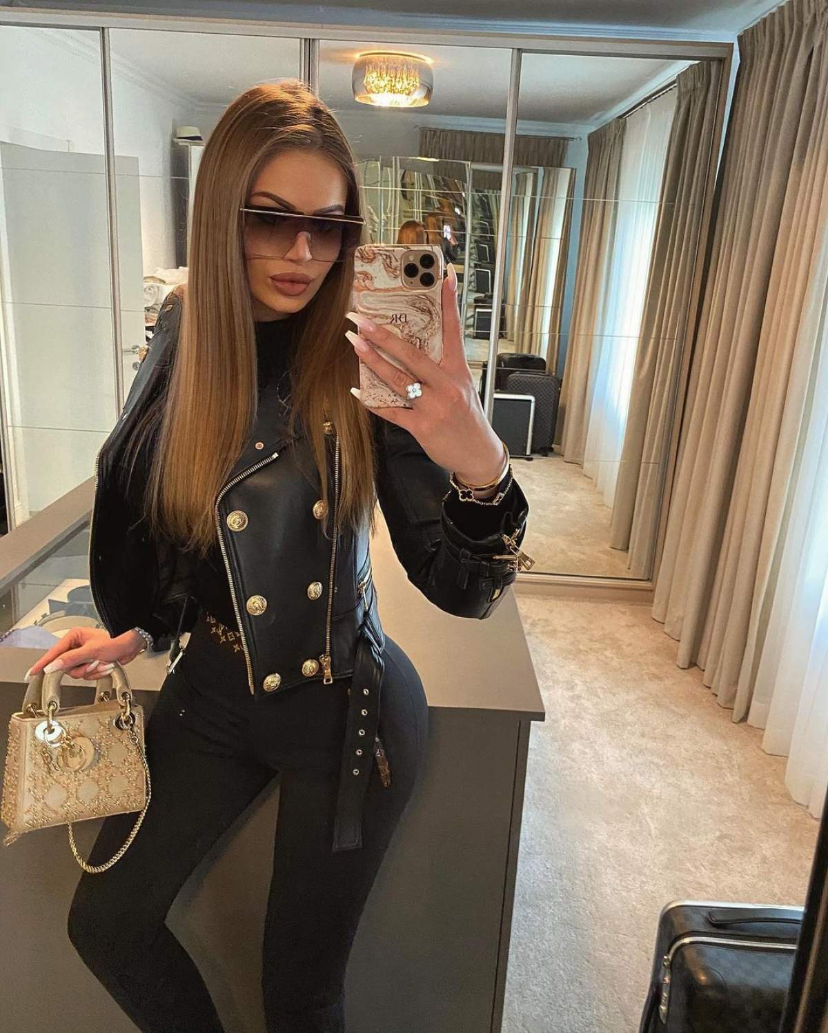 Daria Radionova și-a făcut un selfie în oglindă