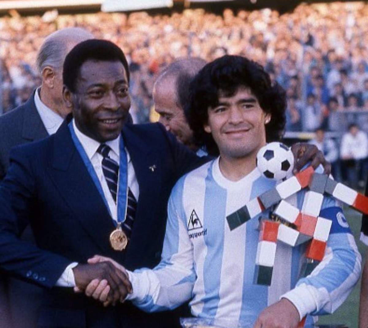 Pele îl felicită pe Diego Maradona