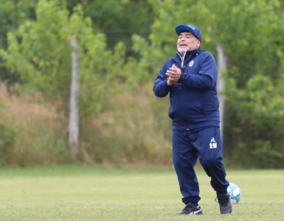 Diego Maradona, surprins bucuros pe terenul de fotbal