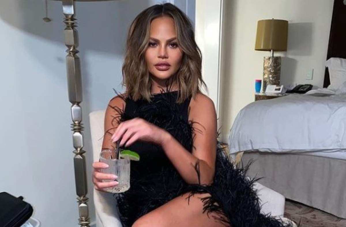 Chrissy Teigen în rochie neagră