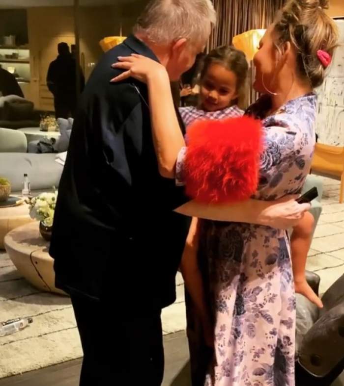 Chrissy Teigen cu tatăl și fiica ei