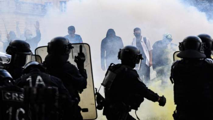 Forțe de ordine în conflict cu protestatarii