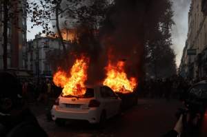 Proteste soldate cu mașini incendiate la Paris. Francezii denunță brutalitatea forțelor de ordine / FOTO