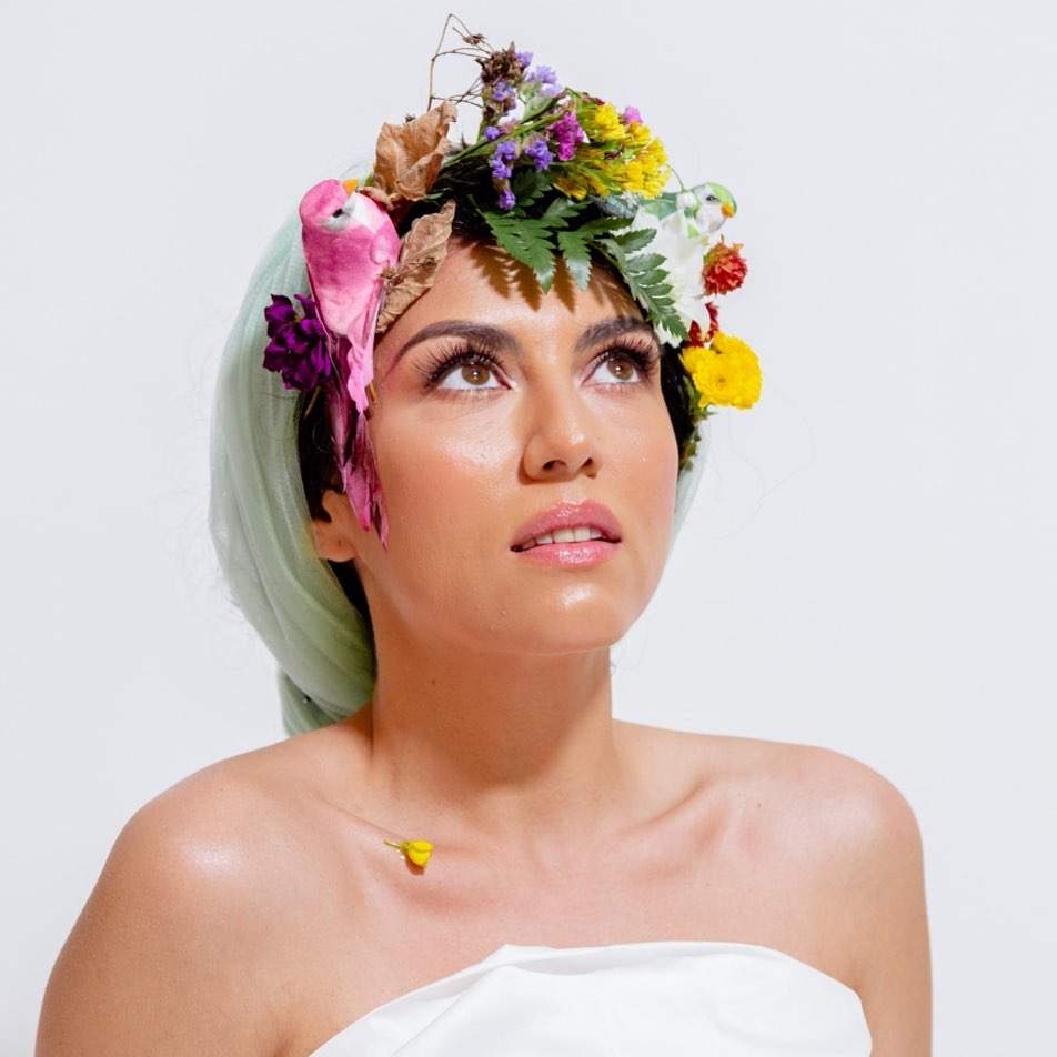 Doinita Oancea s-a fotografiat cu flori pe cap