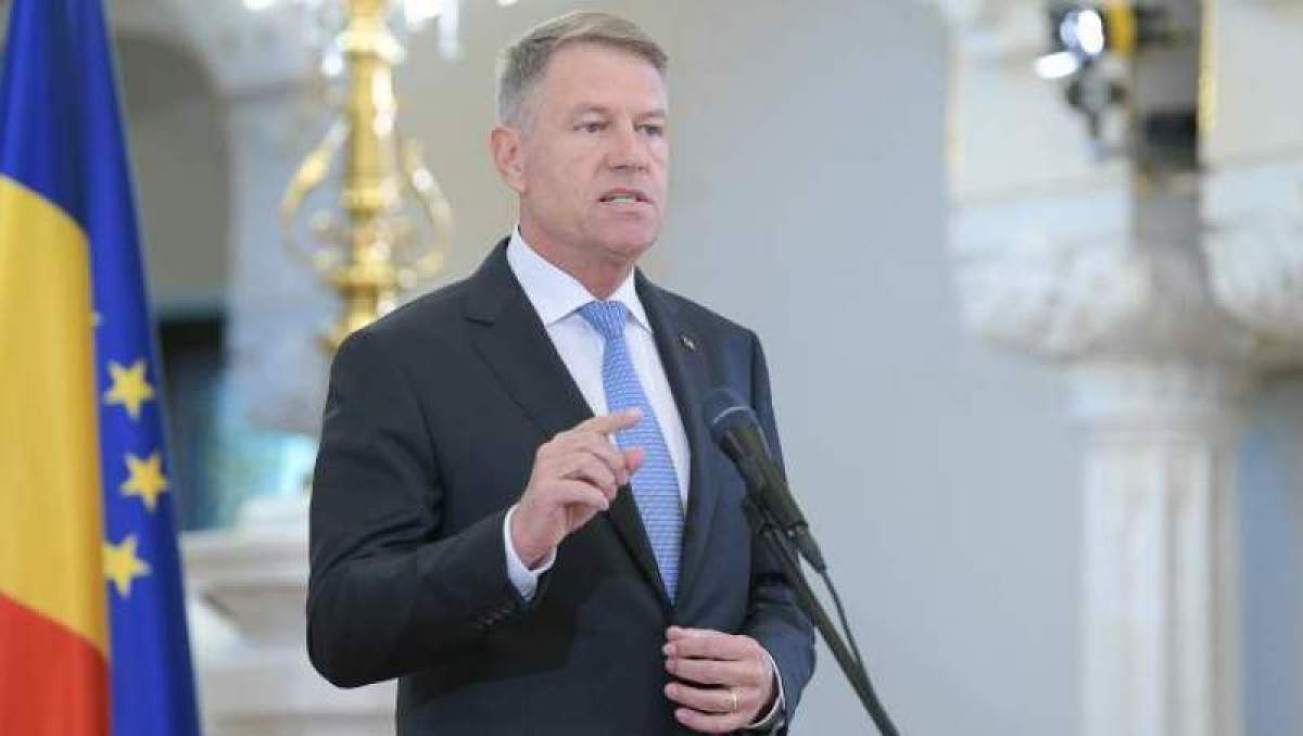 Klaus Iohannis, surprins gesticulând în timpul unei conferințe de presă