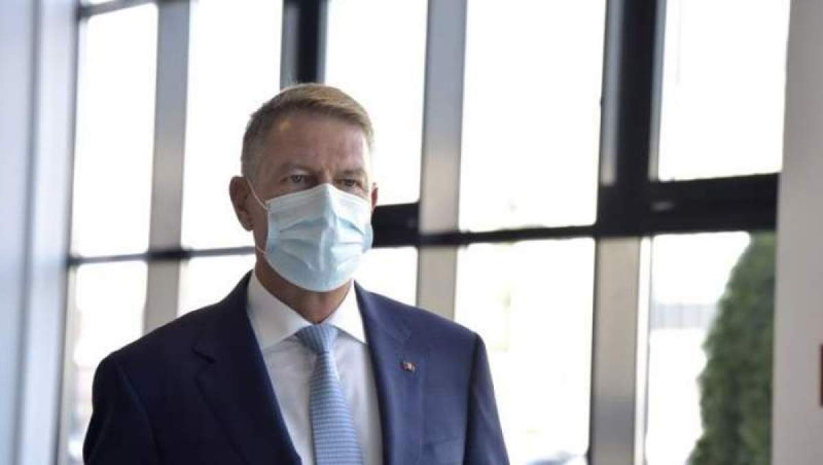 Klaus Iohannis, cu masca de protecție oe față, în cadrul unei conferințe