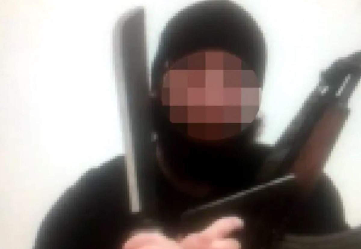 Principalul suspect al atacului terorist de la Viena. Ține în mână mai multe arme.