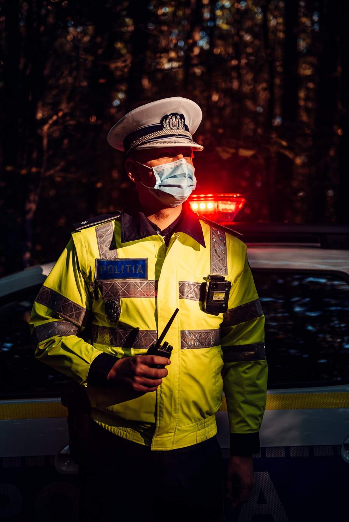 Polițist din Lugoj, tăiat cu un cuțit de un bărbat pe care l-a atenționat să poarte masca de protecție