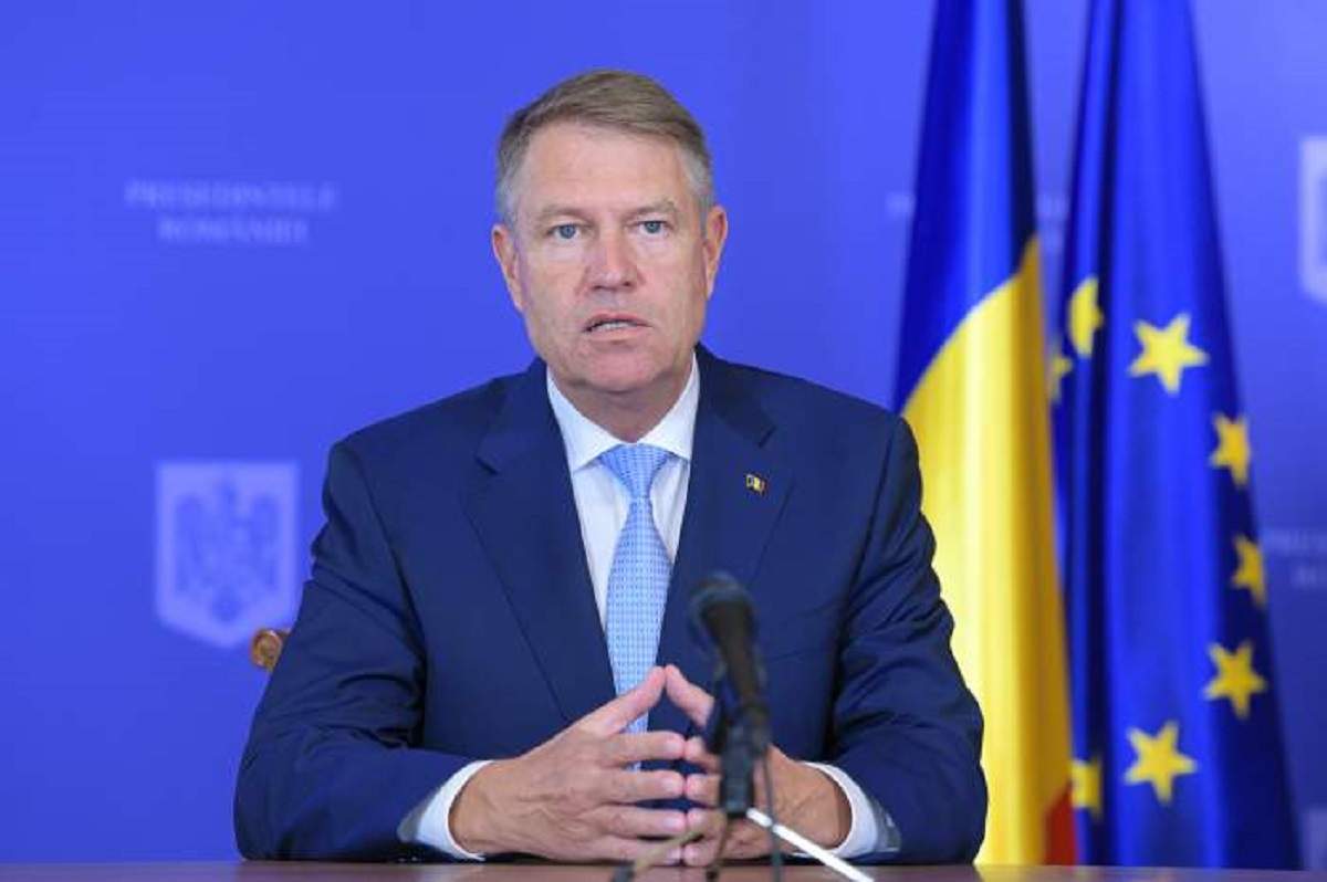 Klaus Iohannis este imbracat in costum, la Parlament