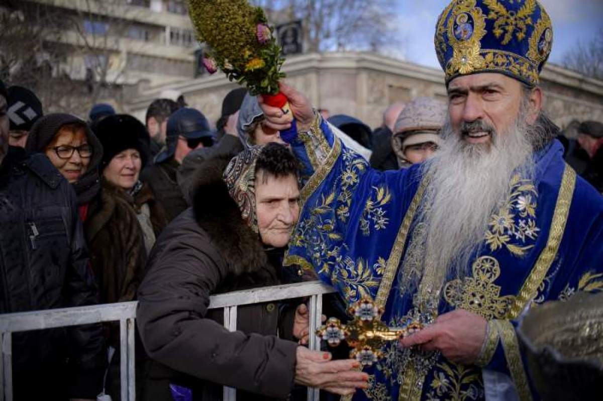 ÎPS Teodosie, fotografiat lângă mulțimea de la pelerinaj