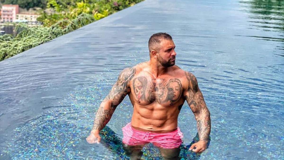 Alex Bodi în piscină.