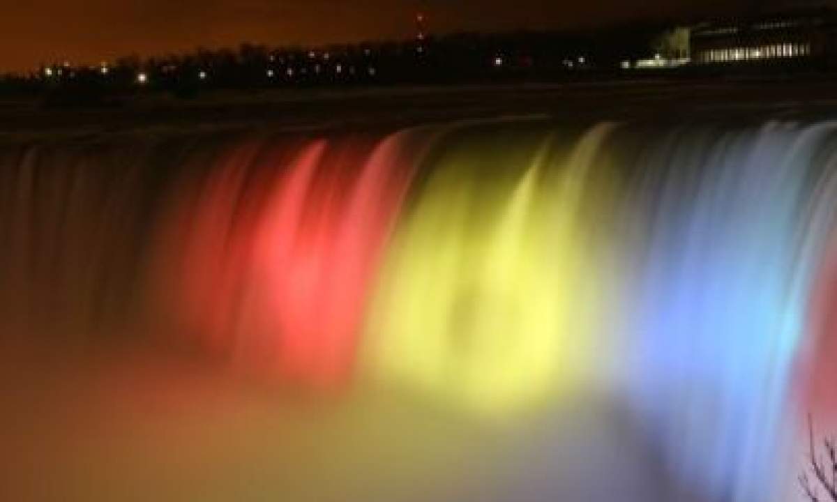 Cascada RNiagara, fotografiată în timp ce era ilumintaă în roșu,galben și albastru