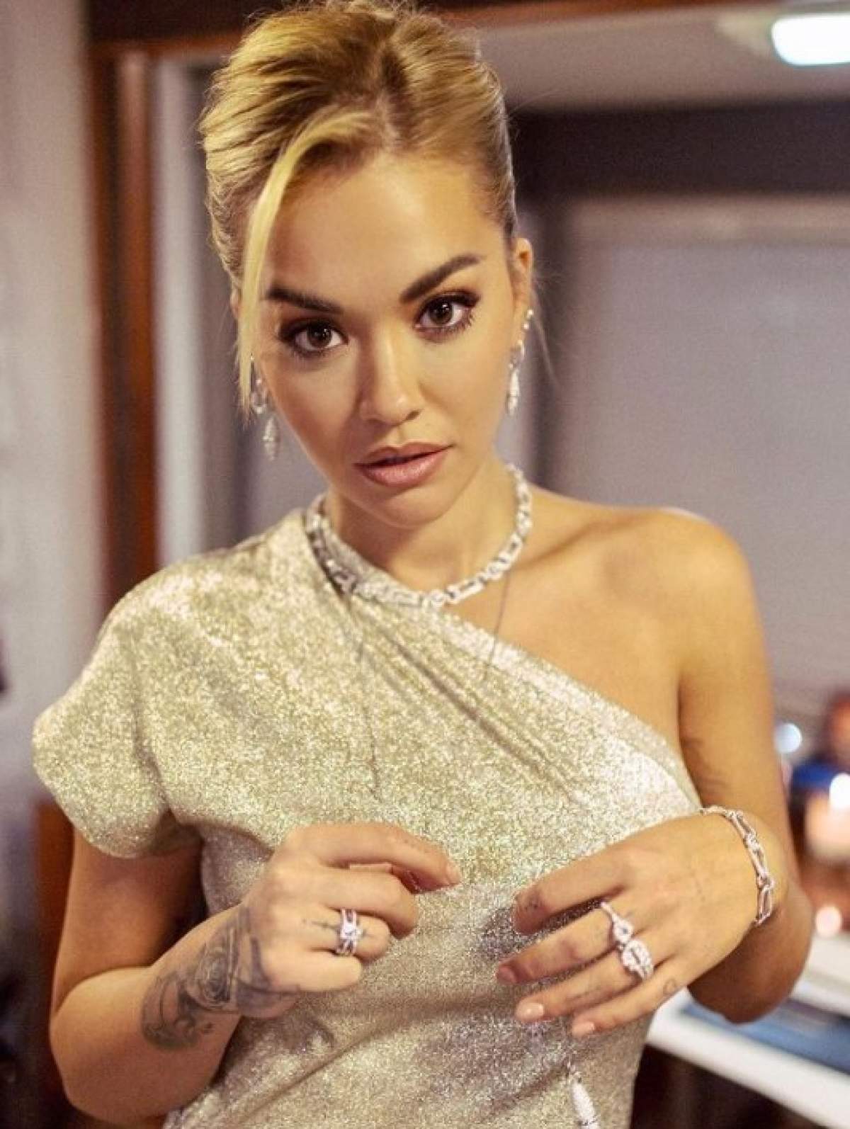 Rita Ora îmbrăcată elegant