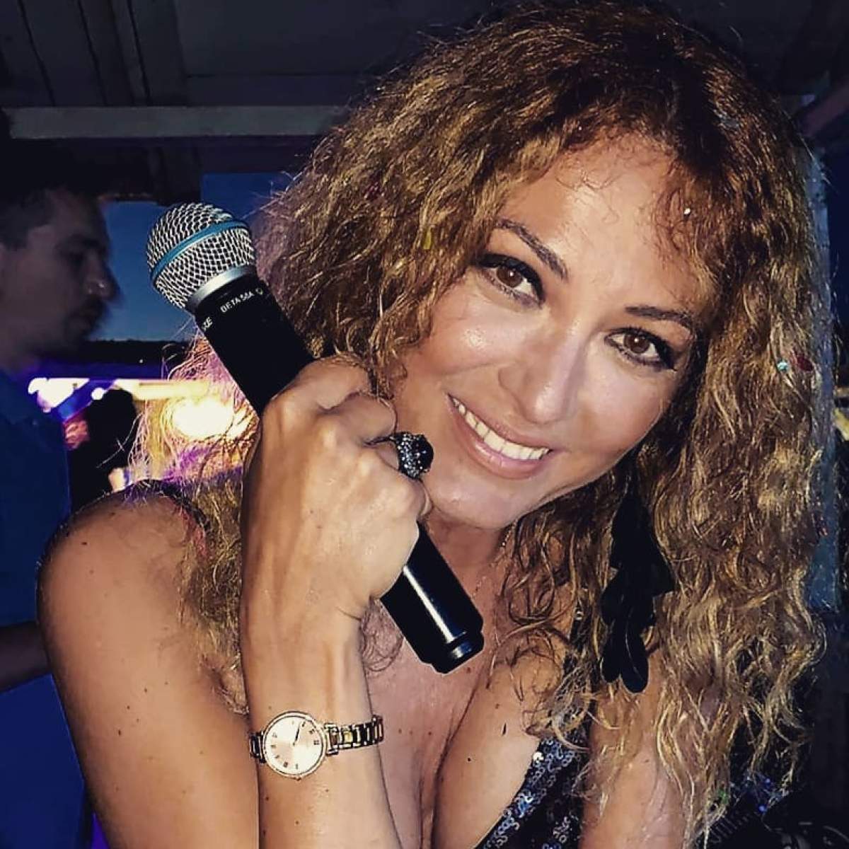 Anca Țurcașiu cu microfon in mana.